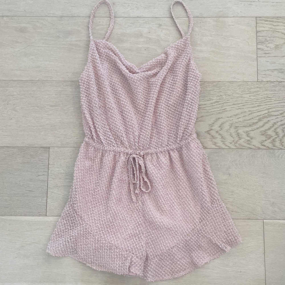 NWT Le Lis Cowl Neck Blush Pink Gold Textured Ruffle Hem Romper